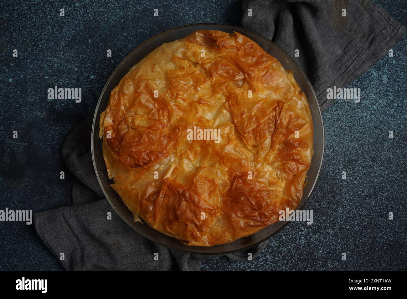 Torta greca con spinaci e salmone in pasta fillo Foto Stock