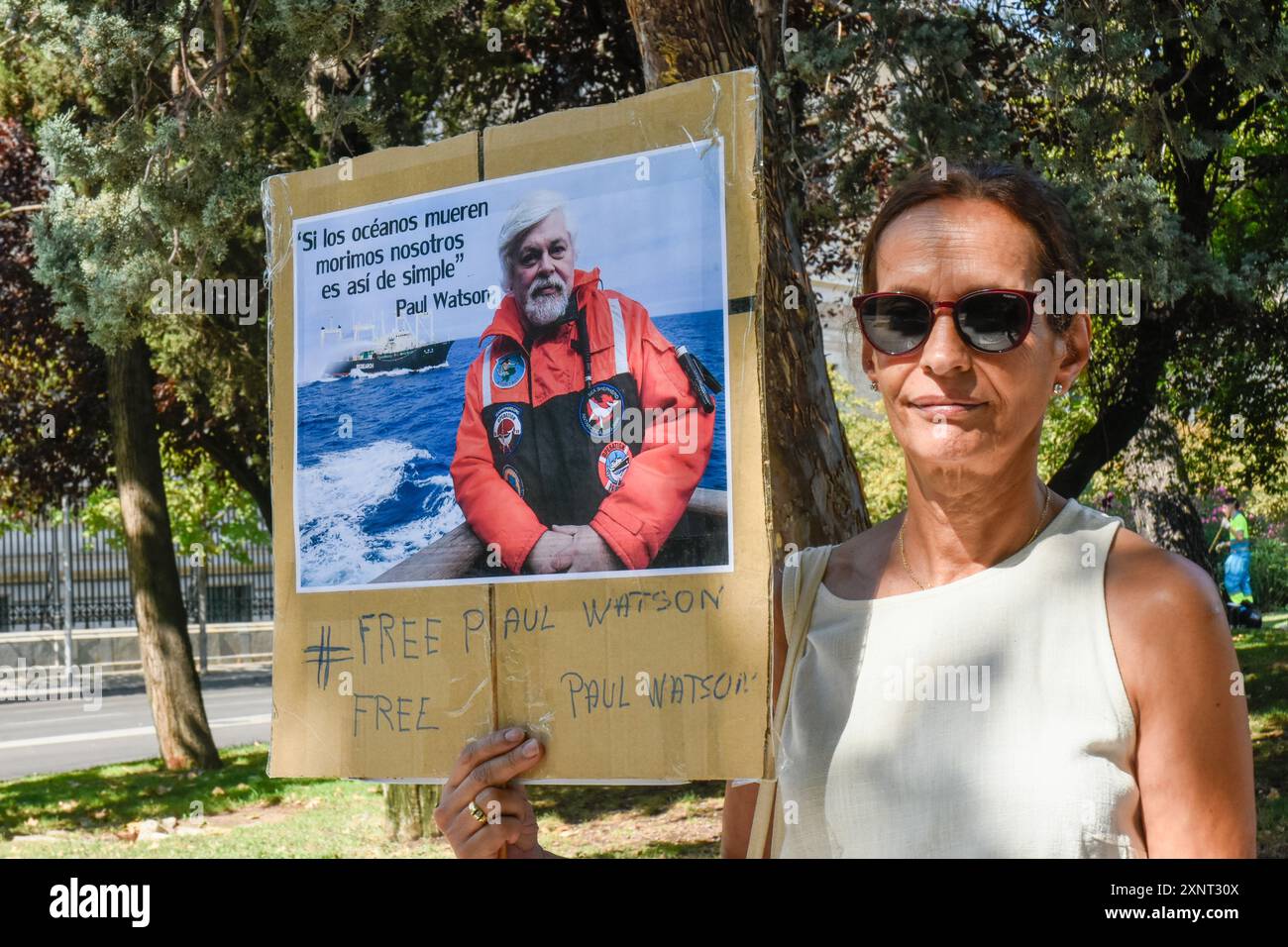 Madrid, Madrid, SPAGNA. 2 agosto 2024. Protesta di fronte all'ambasciata danese a Madrid per il rilascio urgente dell'attivista anti-baleniera Paul Watson. Il fondatore dell'organizzazione Sea Shepherd è stato arrestato il 21 luglio dalla polizia danese in Groenlandia e rischia di essere estradato in Giappone, dove poteva trascorrere fino a 15 anni di prigione. (Credit Image: © Richard Zubelzu/ZUMA Press Wire) SOLO PER USO EDITORIALE! Non per USO commerciale! Crediti: ZUMA Press, Inc./Alamy Live News Foto Stock