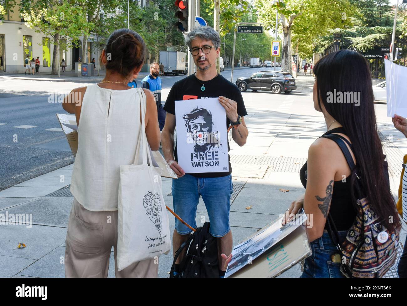 Madrid, Madrid, SPAGNA. 2 agosto 2024. Protesta di fronte all'ambasciata danese a Madrid per il rilascio urgente dell'attivista anti-baleniera Paul Watson. Il fondatore dell'organizzazione Sea Shepherd è stato arrestato il 21 luglio dalla polizia danese in Groenlandia e rischia di essere estradato in Giappone, dove poteva trascorrere fino a 15 anni di prigione. (Credit Image: © Richard Zubelzu/ZUMA Press Wire) SOLO PER USO EDITORIALE! Non per USO commerciale! Crediti: ZUMA Press, Inc./Alamy Live News Foto Stock