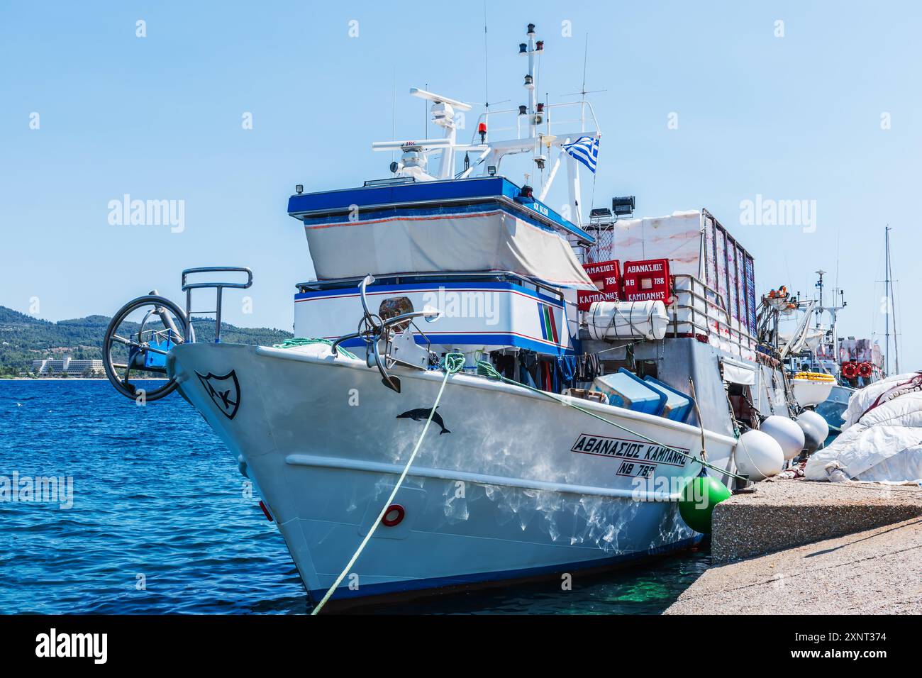 Barche da pesca ancorate al porto dopo una dura notte di lavoro, Neos Marmaras, Grecia. Foto Stock