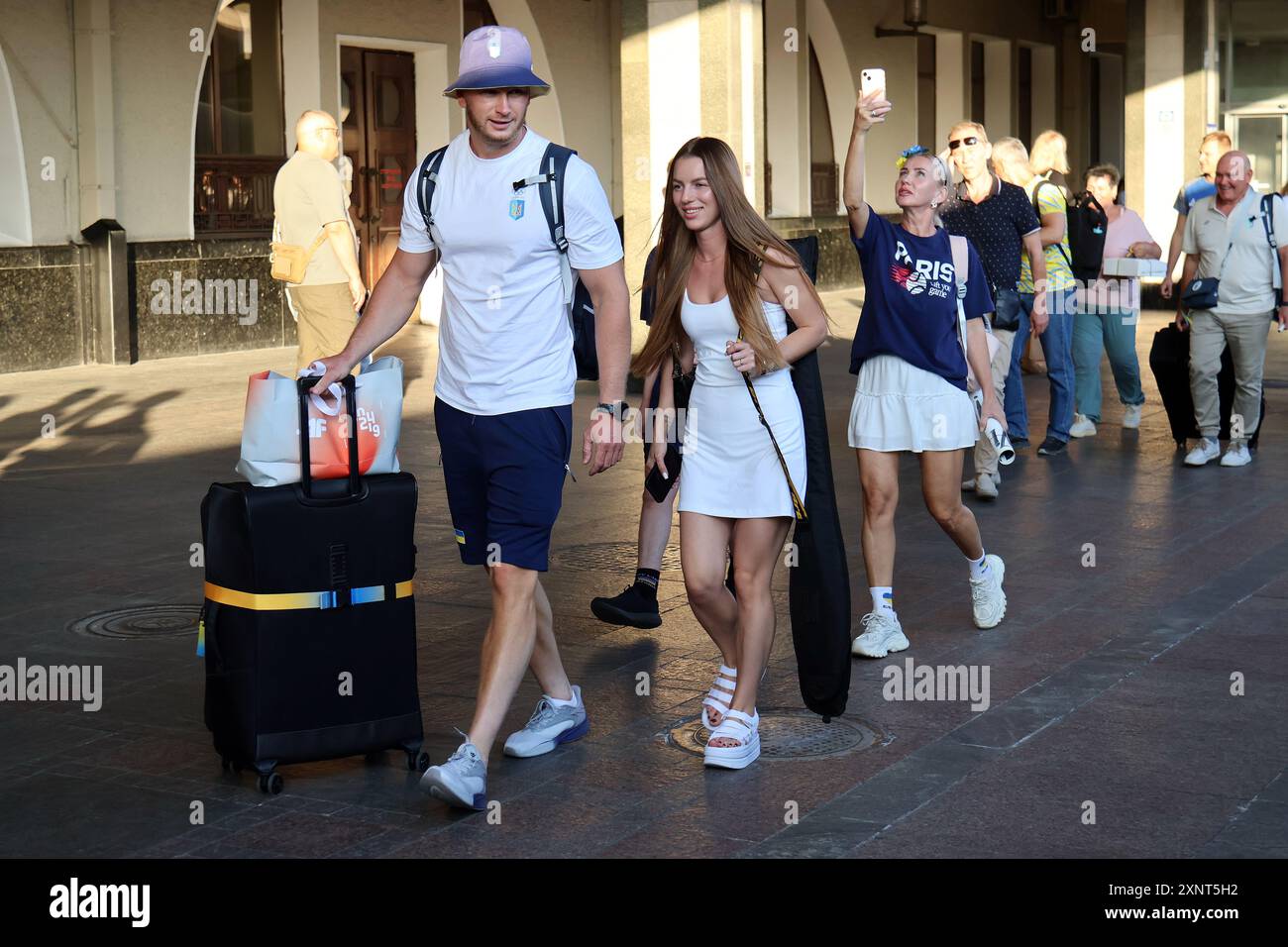KIEV, UCRAINA - 1 AGOSTO 2024 - il canoista ucraino Ihor Trunov (L) cammina lungo la piattaforma della stazione ferroviaria centrale durante la cerimonia per vedere la squadra di canoa maschile fuori per i Giochi Olimpici di Parigi 2024, Kiev, capitale dell'Ucraina. Foto Stock