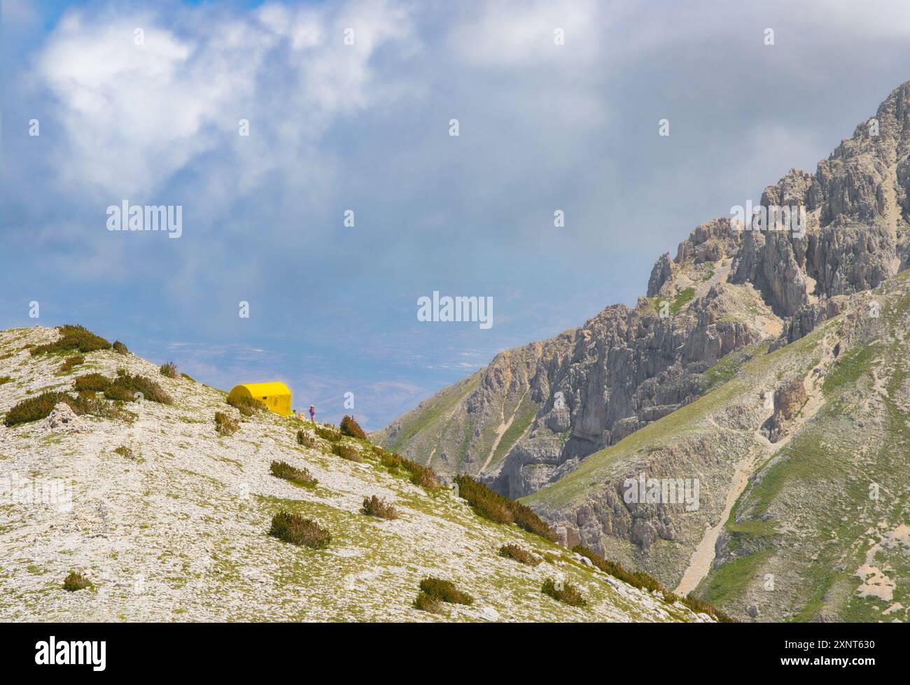 Parco nazionale di montagna della Majella (Abruzzo, Italia) - catena montuosa con paesaggio caratteristico di distese rocciose tra valli e altipiani Foto Stock