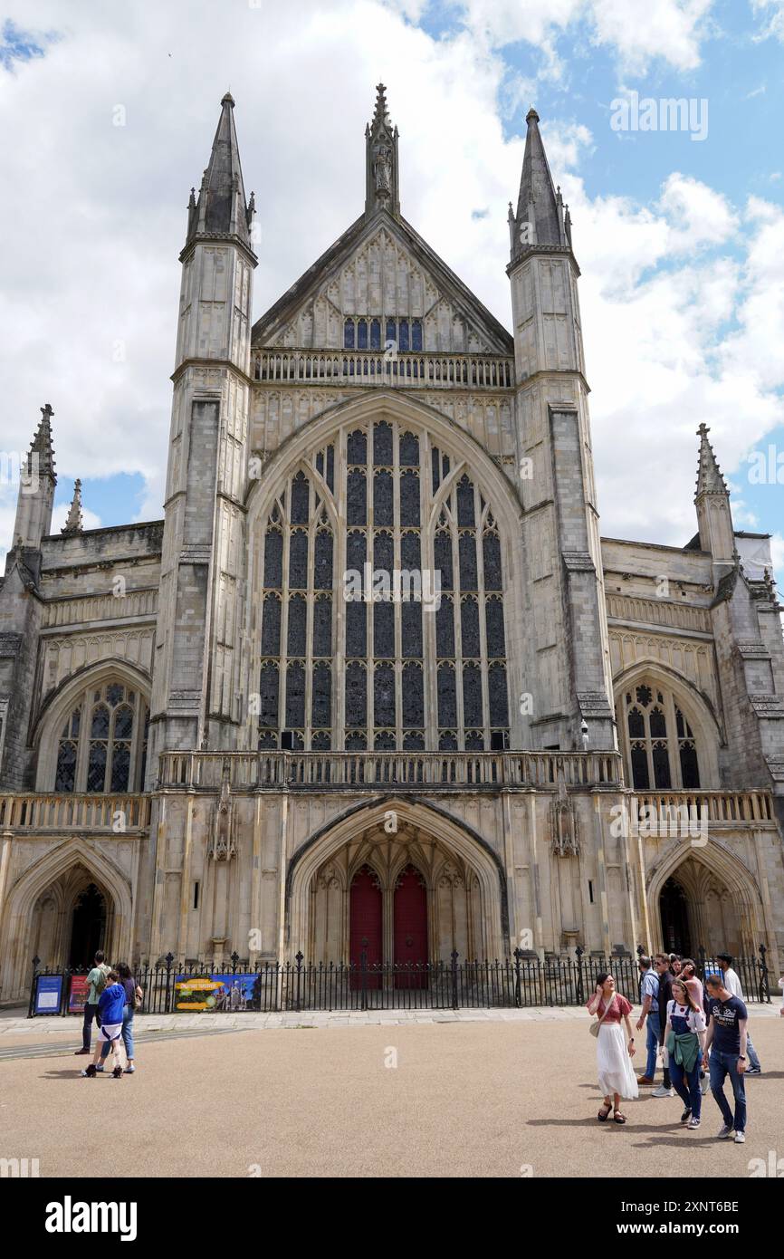 Facciata anteriore della cattedrale di Winchester. Cattedrale in stile gotico inglese. Winchester Regno Unito 27 luglio 2024 Foto Stock