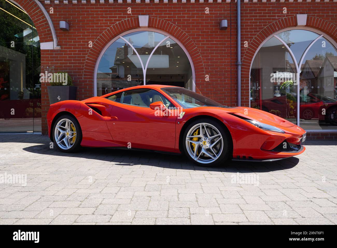 Lyndhurst, Inghilterra, 19 luglio 2024 - Una Ferrari rossa presso lo showroom di vendita di lusso a Lyndhurst. Auto sportiva italiana. Industria automobilistica Foto Stock