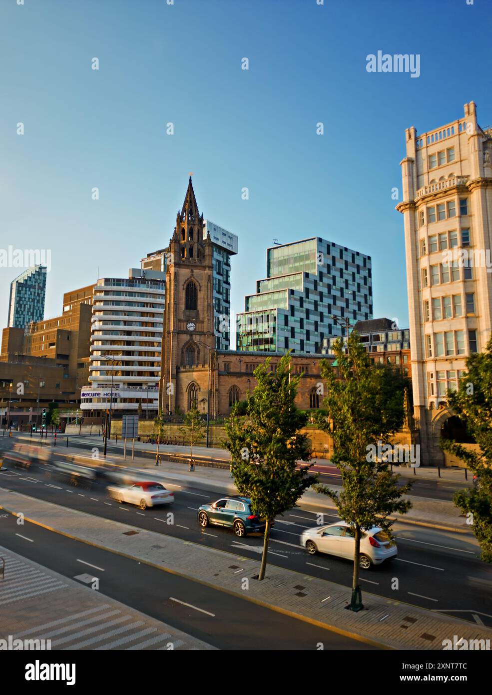 Immagine elevata della velocità dell'otturatore lenta del traffico lungo la Stand Liverpool, passando davanti alla chiesa di San Nicola. Foto Stock
