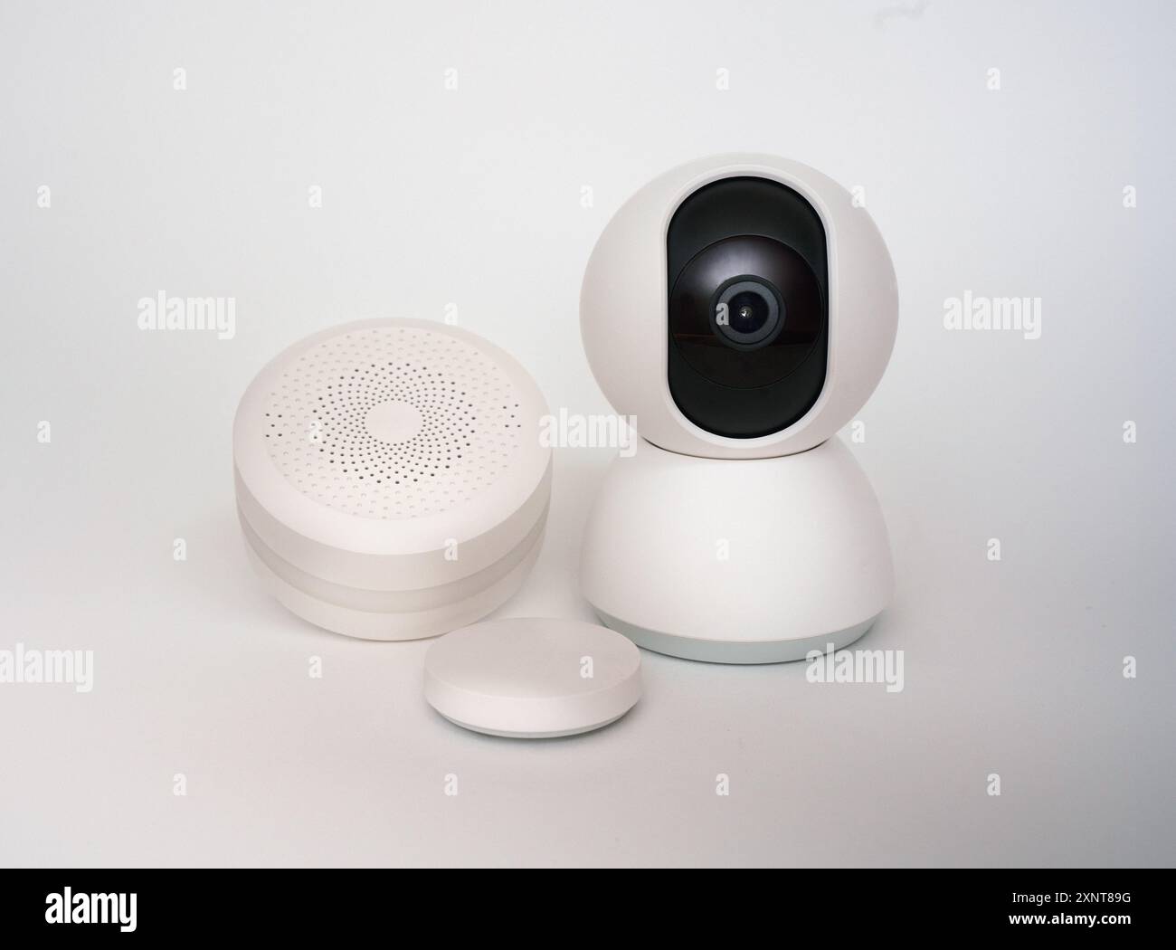 dispositivi domestici intelligenti. Hub telecamera di sicurezza. Sfondo bianco del pulsante automazione Foto Stock