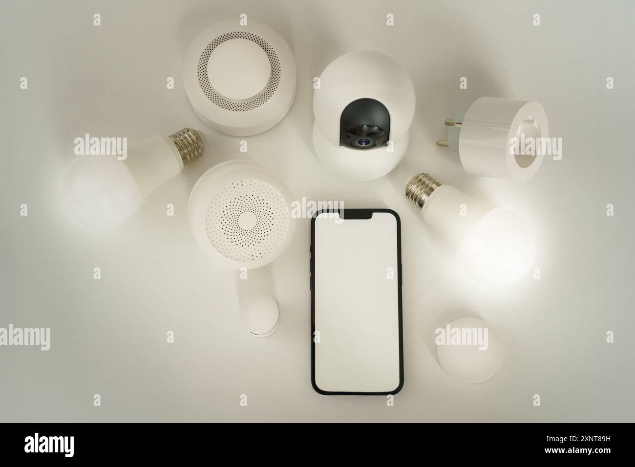 mockup con schermo bianco per dispositivi domestici intelligenti. Dispositivi di automazione luminosa di sicurezza. Automazione del controllo remoto Foto Stock