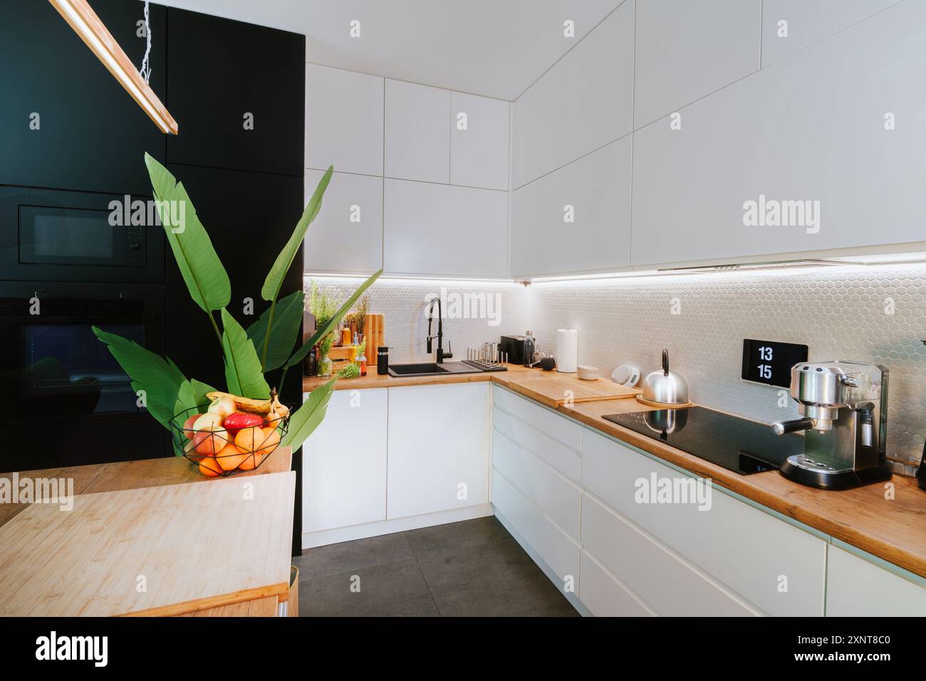 Interno della cucina del soggiorno di casa. Immobiliare in legno bianco. Display Smart Home. Foto Stock