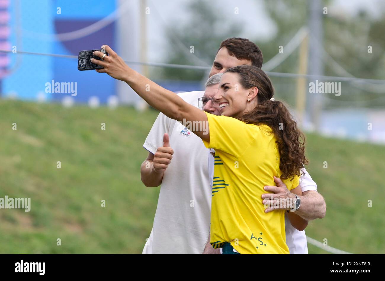 Parigi, Francia. 1 agosto 2024. Giochi olimpici di Parigi 2024. Slalom canoa. Stadio Olimpico Nautico. Parigi. Jessica Fox (AUS) si fa un selfie con Thomas Bach (presidente del Comitato Olimpico Internazionale) nella gara singola di kayak maschile durante le Olimpiadi di Parigi del 2024 allo Stadio Nautico Olimpico, in Francia. Crediti: Sport in foto/Alamy Live News Foto Stock