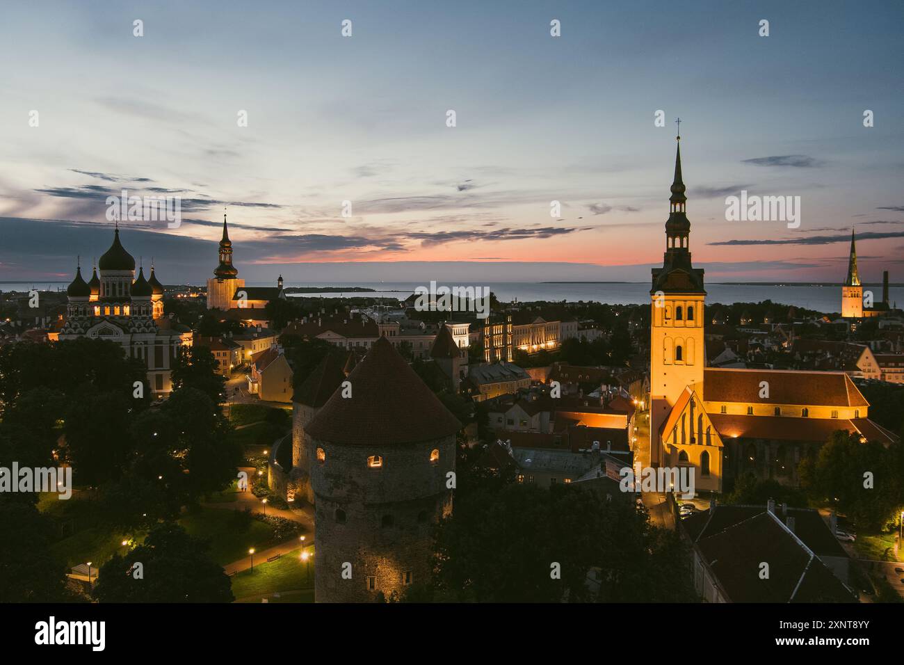 Iconica vista aerea dello skyline della città vecchia di Tallinn nella notte d'estate. St. Olaf's, St. Michael's Chiese, Cattedrale Alexander Nevsky, mura difensive, Rooft Foto Stock