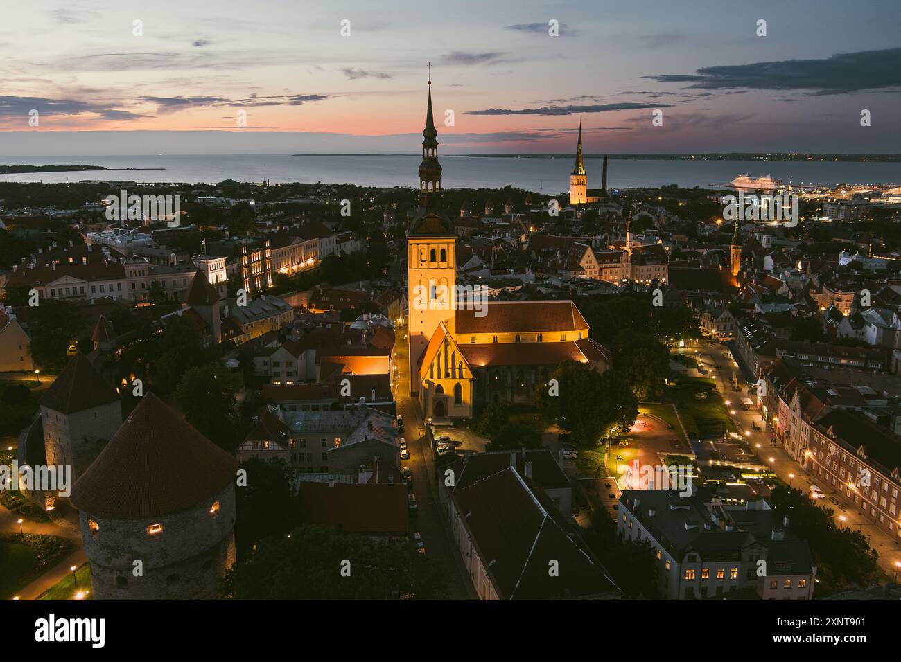 Iconica vista aerea dello skyline della città vecchia di Tallinn nella notte d'estate. St. Olaf's, St. Michael's Chiese, Cattedrale Alexander Nevsky, mura difensive, Rooft Foto Stock
