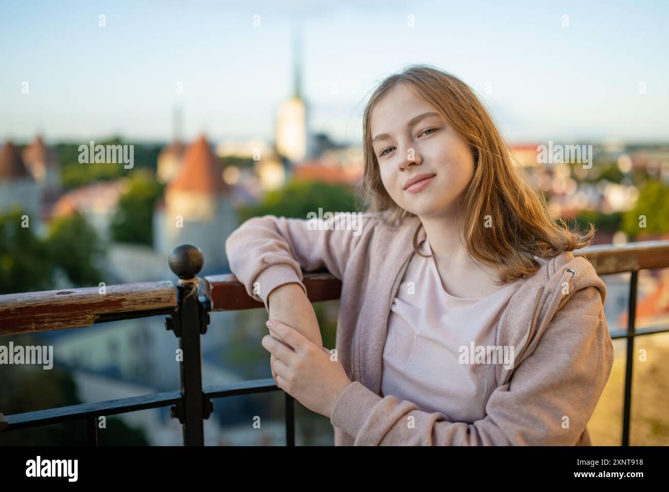 Adolescente che ammira l'iconica vista dello skyline della città vecchia di Tallinn in una soleggiata mattina d'estate. Sito patrimonio dell'umanità dell'UNESCO, Estonia. Foto Stock