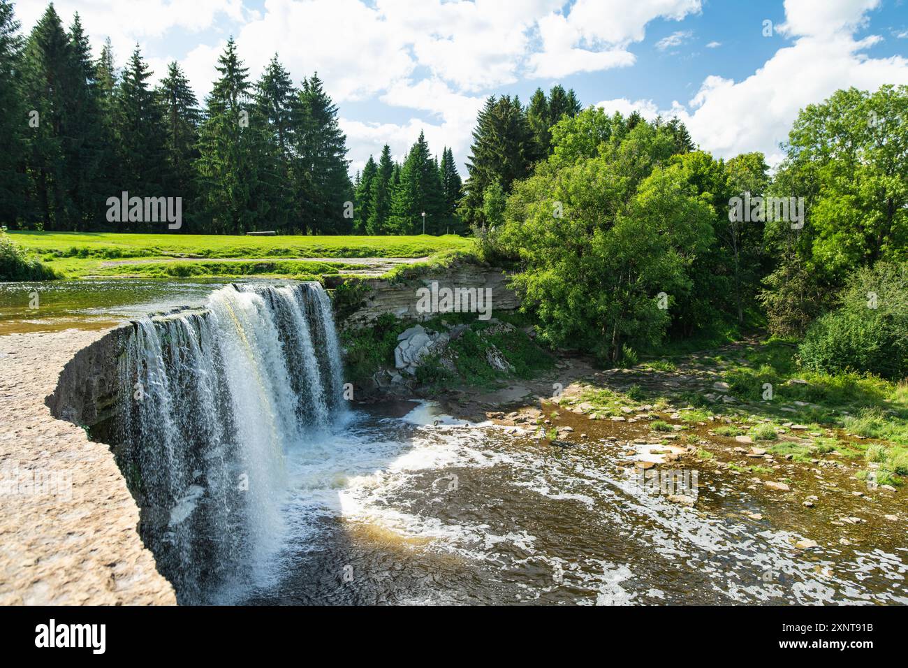 La cascata Jagala o Jagala juga, la cascata naturale più ampia e potente dell'Estonia, situata sul fiume Jagala vicino al Golfo di Finlandia. Koog Foto Stock