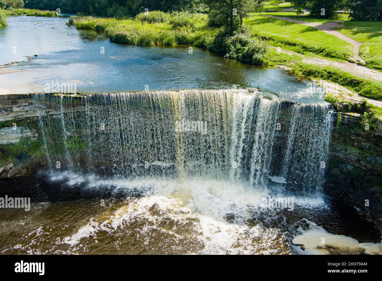 Vista aerea della cascata Jagala o Jagala juga. La più ampia e potente cascata naturale dell'Estonia, situata sul fiume Jagala vicino al Golfo Foto Stock