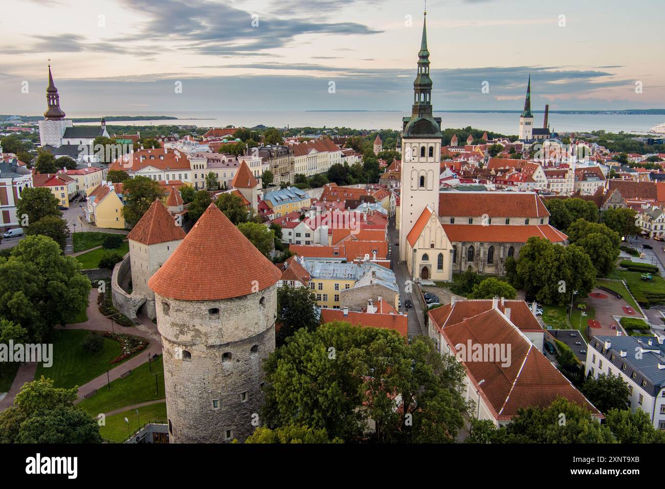 Iconica vista aerea dello skyline della città vecchia di Tallinn in una soleggiata mattinata d'estate. St. Olaf's, St. Michael's Church, Alexander Nevsky Cathedral, Defensive wa Foto Stock