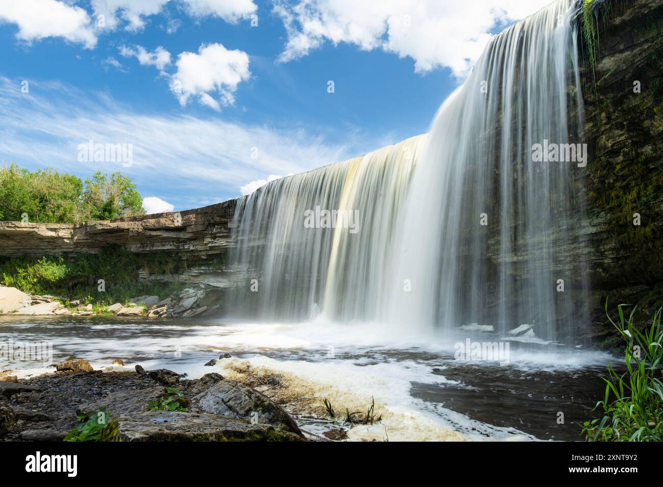 La cascata Jagala o Jagala juga, la cascata naturale più ampia e potente dell'Estonia, situata sul fiume Jagala vicino al Golfo di Finlandia. Koog Foto Stock