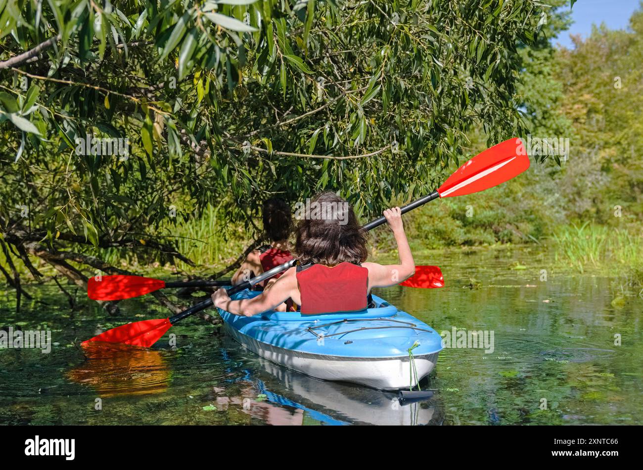 Kayak in famiglia, madre e bambino in kayak in canoa sul fiume tour, attivo fine settimana estivo e vacanza, concetto di sport e fitness Foto Stock