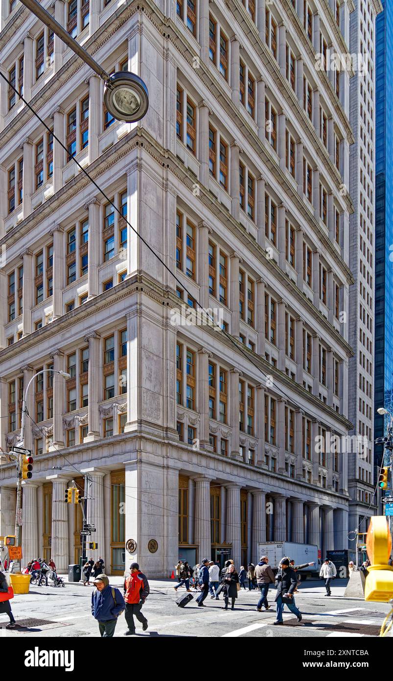 195 Broadway, American Telephone & Telegraph Company Building, è un punto di riferimento neoclassico nel quartiere finanziario di New York, in granito con accenti in bronzo. Foto Stock