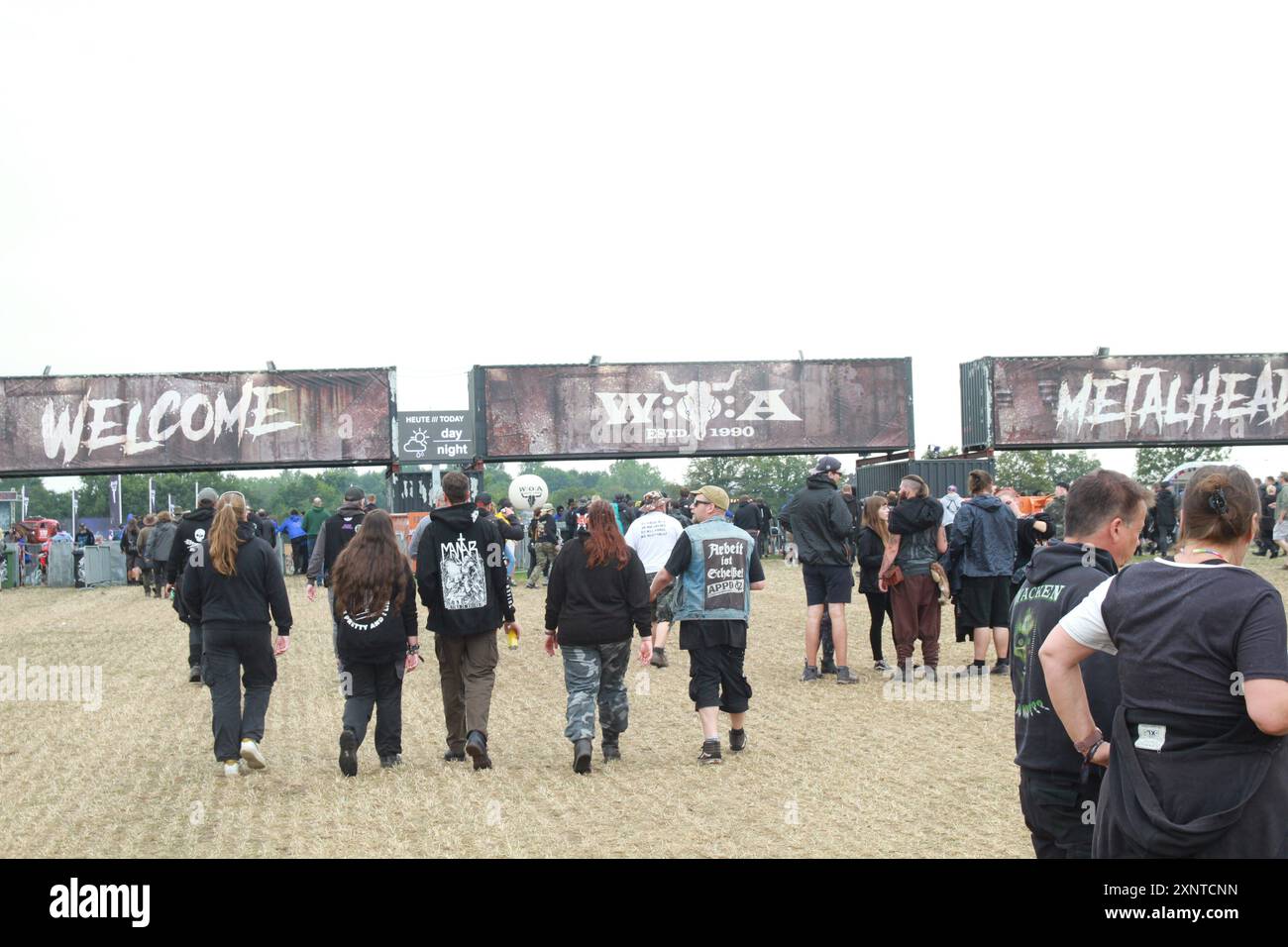 Wacken, Deutschland 31.Juli - 03. Agosto 2024: Wacken Open Air, WOA 2024, ein Metal-Festival in der Gemeinde Wacken in Schleswig-Holstein. Im Bild: Die fans sind da Schleswig Holstein *** Wacken, Germania 31 luglio 03 agosto 2024 Wacken Open Air, WOA 2024, un festival del metal nel comune di Wacken nello Schleswig Holstein nella foto i fan sono lì Schleswig Holstein Copyright: XFotostandx/xxSvenxBaehrx Foto Stock