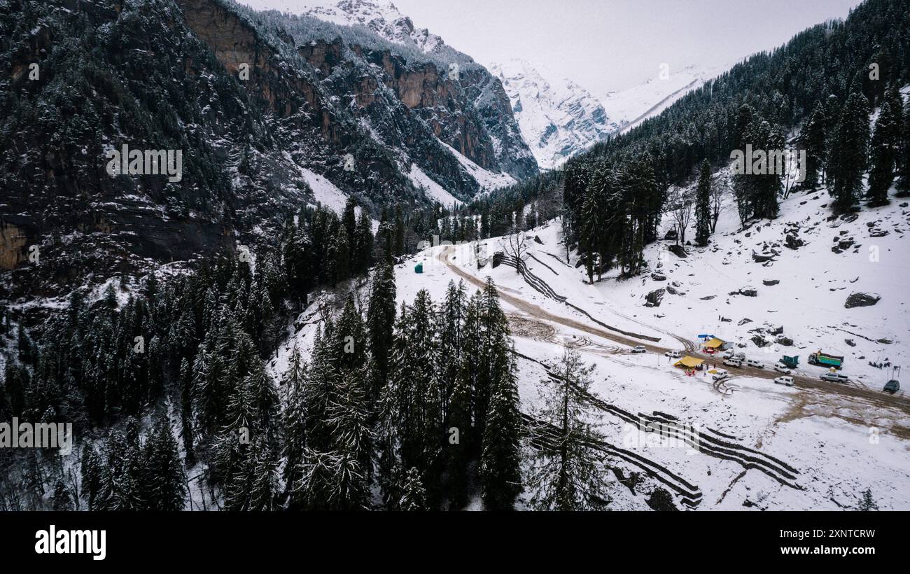 Sissu è una piccola città nella valle del Lahaul dell'Himachal Pradesh in India. Dista circa 40 km da Manali e si trova sulla riva destra del fiume Chandra Foto Stock