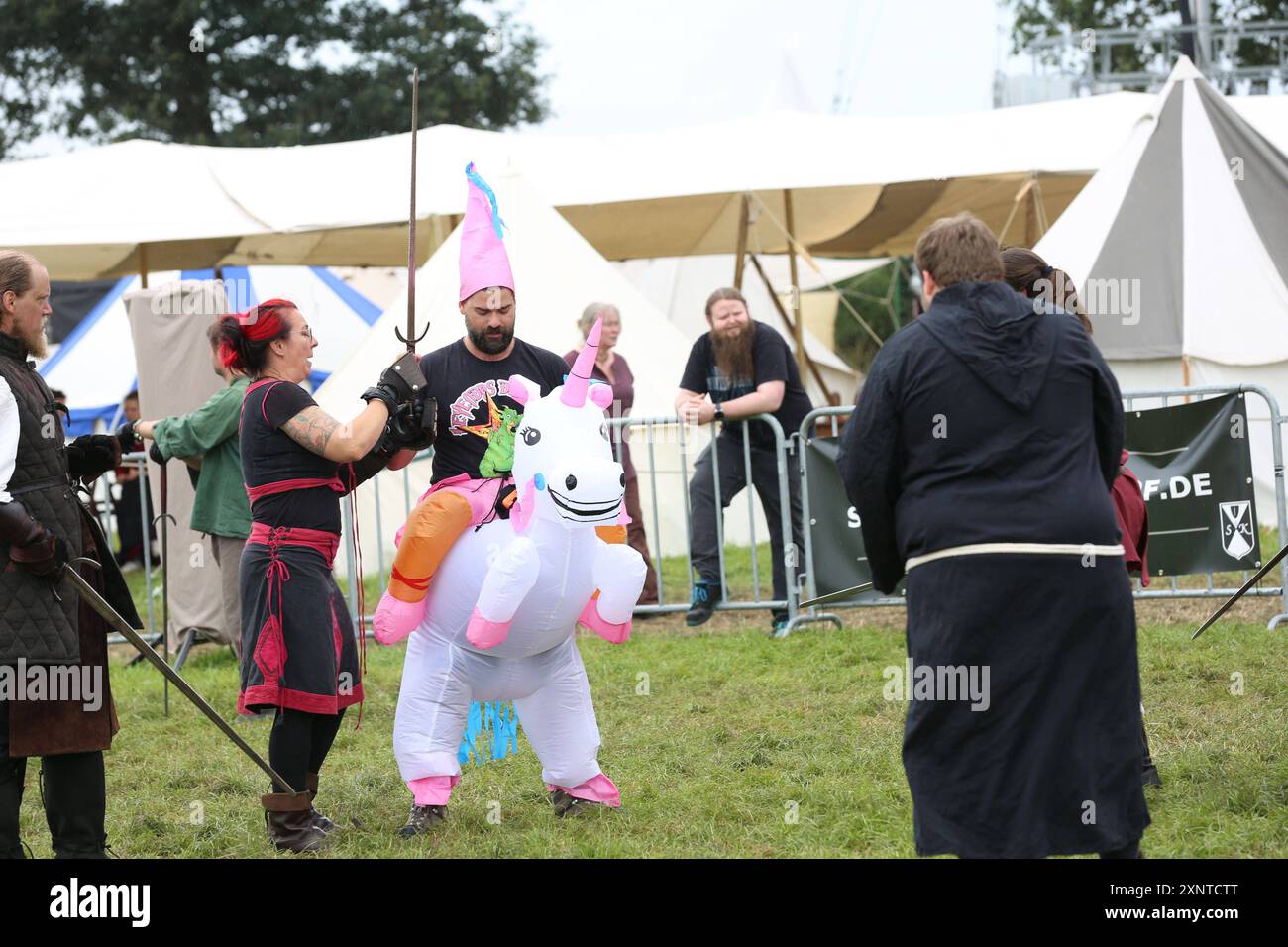 Wacken, Deutschland 31.Juli - 03. Agosto 2024: Wacken Open Air, WOA 2024, ein Metal-Festival in der Gemeinde Wacken in Schleswig-Holstein. Im Bild: Die fans sind da Schleswig Holstein *** Wacken, Germania 31 luglio 03 agosto 2024 Wacken Open Air, WOA 2024, un festival del metal nel comune di Wacken nello Schleswig Holstein nella foto i fan sono lì Schleswig Holstein Copyright: XFotostandx/xxSvenxBaehrx Foto Stock
