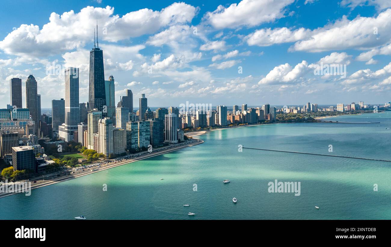 Vista aerea dello skyline di Chicago dall'alto, grattacieli del centro città di Chicago e paesaggio urbano del lago Michigan, Illinois, USA Foto Stock