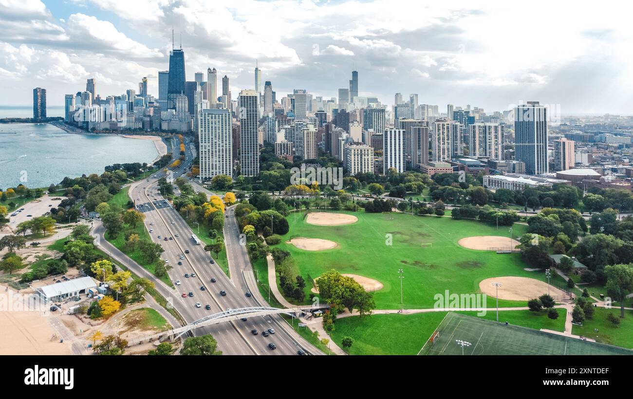 Vista aerea dello skyline di Chicago dall'alto, del lago Michigan e dei grattacieli del centro città di Chicago, vista dall'uccello dal parco, Illinois, Stati Uniti Foto Stock