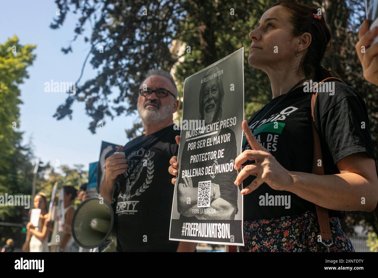 Madrid, Spagna. 2 agosto 2024. Un attivista animale porta uno striscione durante una manifestazione di protesta a Madrid davanti all'ambasciata danese a Madrid per chiedere il rilascio urgente dell'attivista anti-baleniera Paul Watson. Il fondatore dell'organizzazione Sea Shepherd è stato arrestato il 21 luglio dalla polizia danese in Groenlandia e rischia di essere estradato in Giappone, dove avrebbe potuto trascorrere fino a 15 anni di prigione. Credito: SOPA Images Limited/Alamy Live News Foto Stock