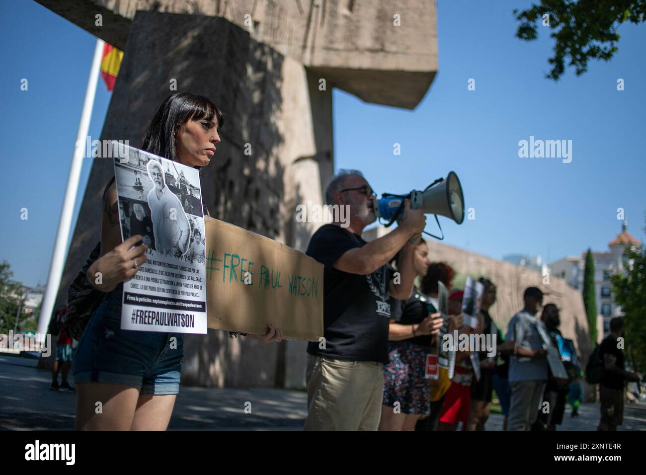 Madrid, Spagna. 2 agosto 2024. Un gruppo di attivisti animali porta uno striscione durante una manifestazione di protesta a Madrid davanti all'ambasciata danese a Madrid per chiedere il rilascio urgente dell'attivista anti-baleniera Paul Watson. Il fondatore dell'organizzazione Sea Shepherd è stato arrestato il 21 luglio dalla polizia danese in Groenlandia e rischia di essere estradato in Giappone, dove avrebbe potuto trascorrere fino a 15 anni di prigione. (Foto di David Canales/SOPA Images/Sipa USA) credito: SIPA USA/Alamy Live News Foto Stock