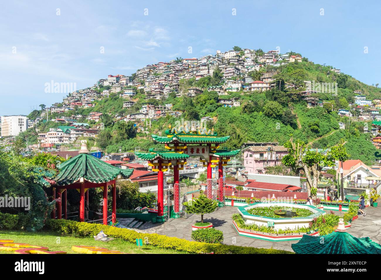 L'espansione urbana delle montagne è piena di case a Baguio City, Filippine Foto Stock
