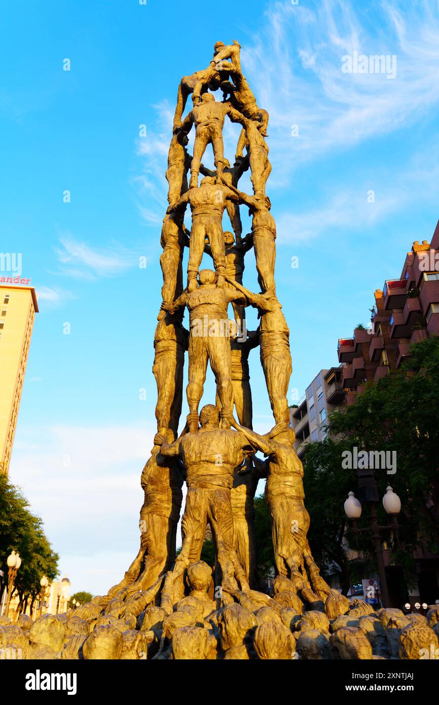 Tarragona, Spagna - 9 luglio 2024: Scultura della torre umana della Catalogna che raggiunge il cielo a Tarragona. Foto Stock