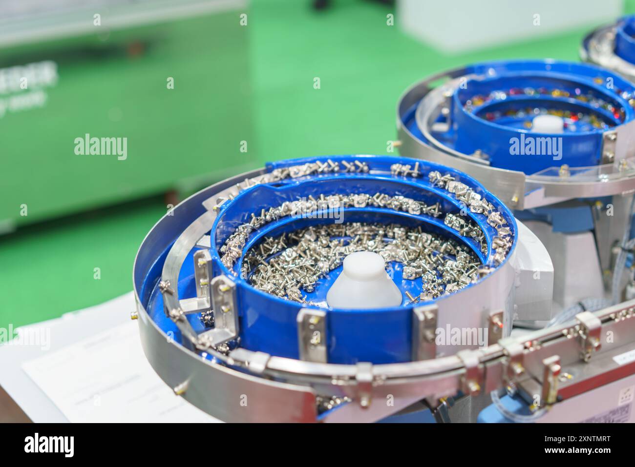 selezionatrice industriale a vite, un dispositivo fondamentale utilizzato nelle linee di produzione e assemblaggio Foto Stock