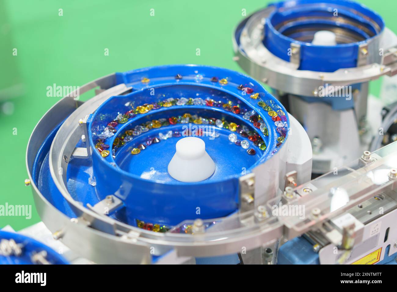 selezionatrice automatica di gemme, un componente essenziale dell'industria della gioielleria e delle pietre preziose Foto Stock