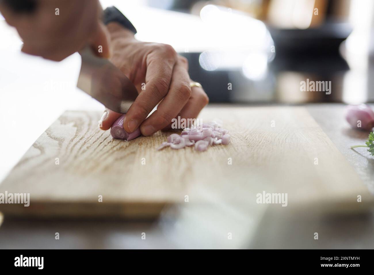 Thema kochen. Ein Mann schneidet eine Zwiebel. Berlino, 01.08.2024. Berlin Deutschland *** tema cucina Un uomo taglia una cipolla Berlino, 01 08 2024 Berlino Foto Stock