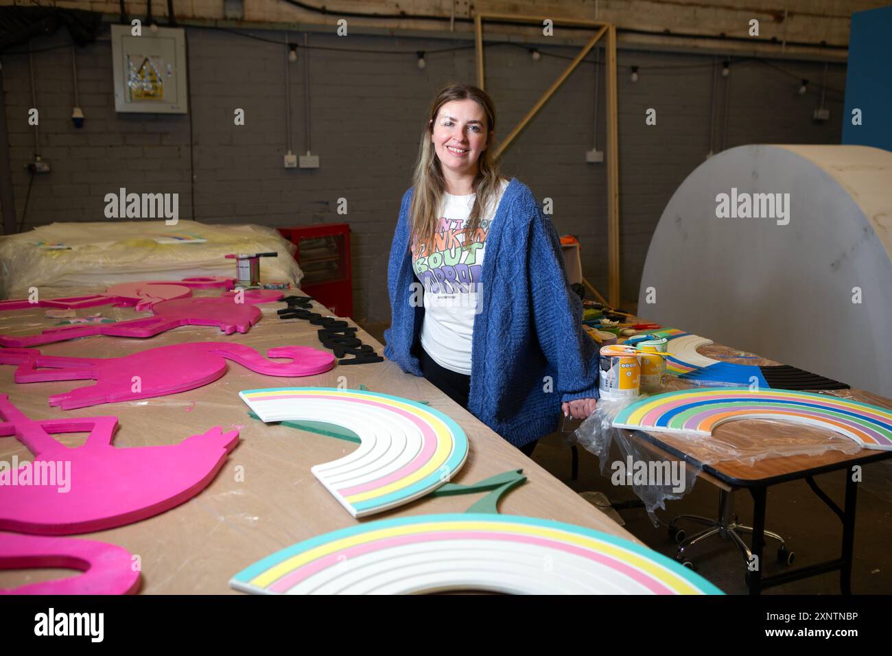 L'artista decorativa Rachel Smith Evans lavora all'installazione dell'album "Lover" al Make CIC, un'area di lavoro a Liverpool dove gli artisti della città Foto Stock