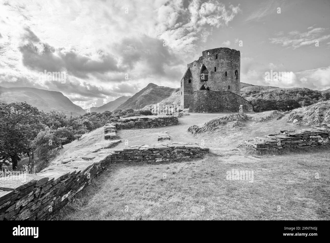 Dolbadarn Castle Llanberis, Galles del Nord, al mattino presto, con un clima brillante e una certa nebbia residua. Foto Stock