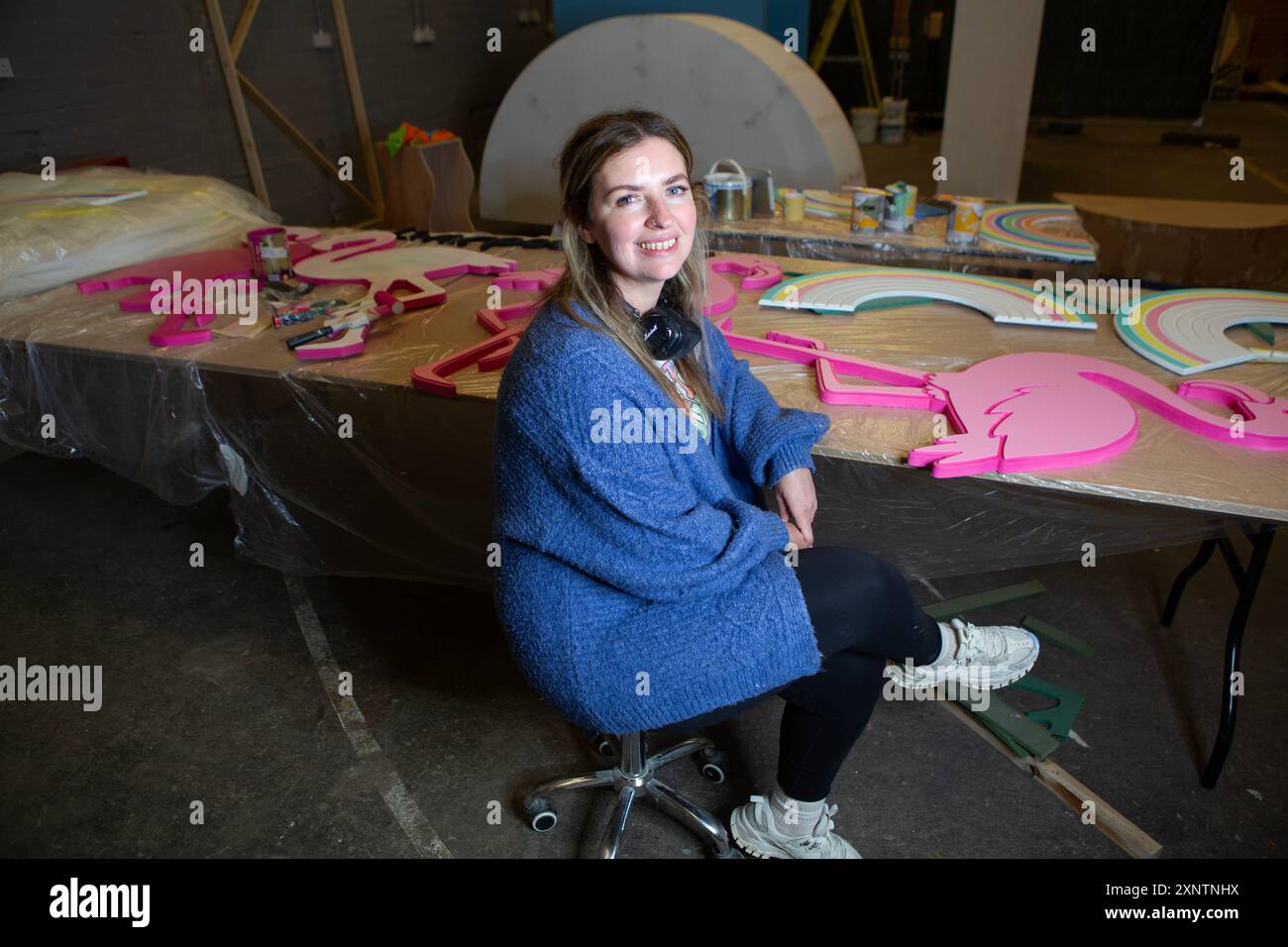 L'artista decorativa Rachel Smith Evans lavora all'installazione dell'album "Lover" al Make CIC, un'area di lavoro a Liverpool dove gli artisti della città Foto Stock