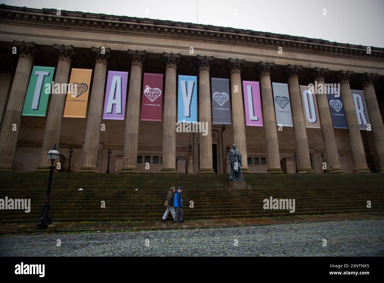 Un caloroso benvenuto a Taylor Swift, di fronte alla St Georges's Hall di Liverpool, dove gli artisti della città di Liverpool lavorano per produrre undici pollici Foto Stock