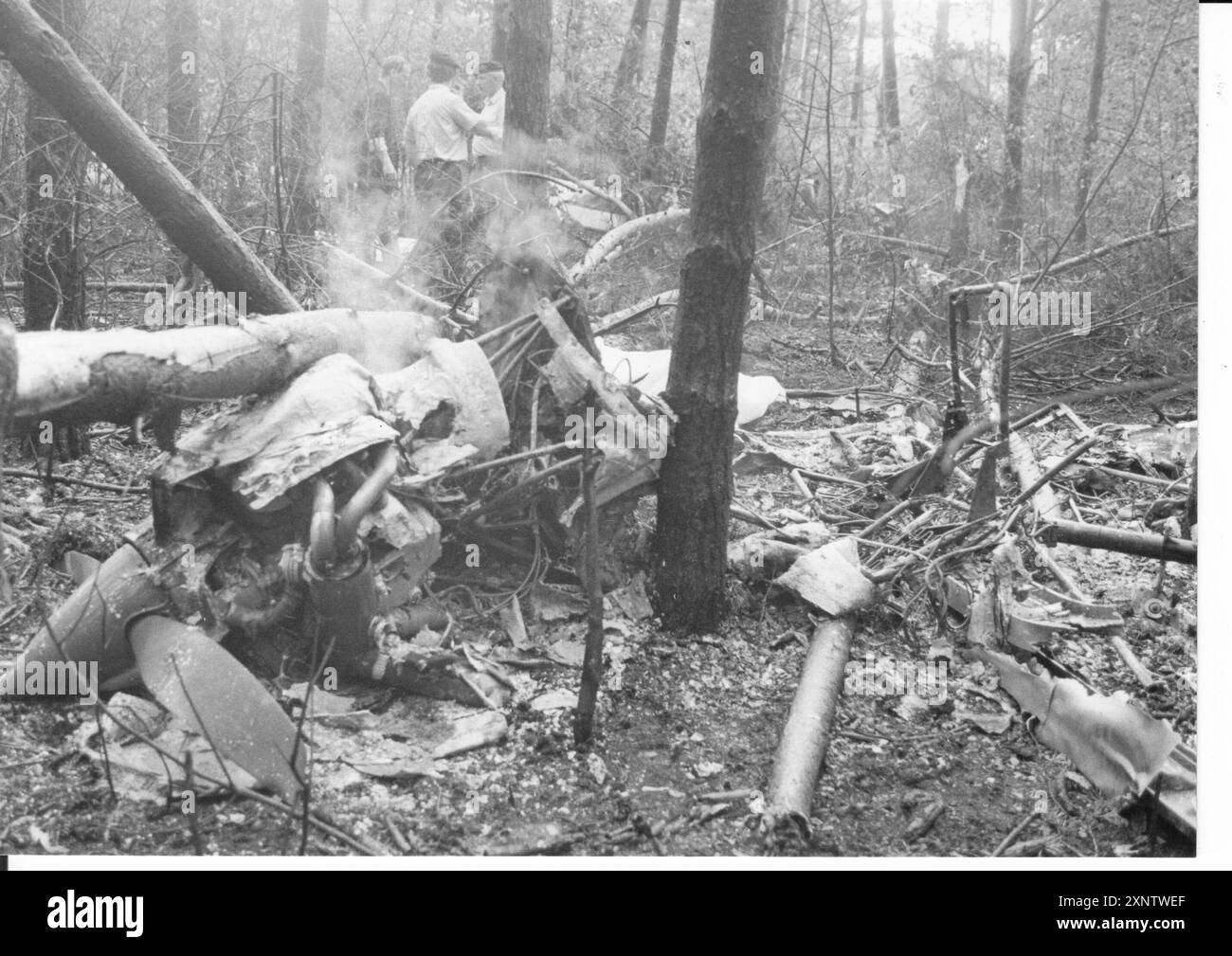 Solo un mucchio di macerie. Un piccolo aereo si è schiantato in un'area boscosa vicino a Schönhagen. Aereo. Schianto. Disastro. Foto: MAZ/Margit Hahn, 07.07.1997 [traduzione automatizzata] Foto Stock