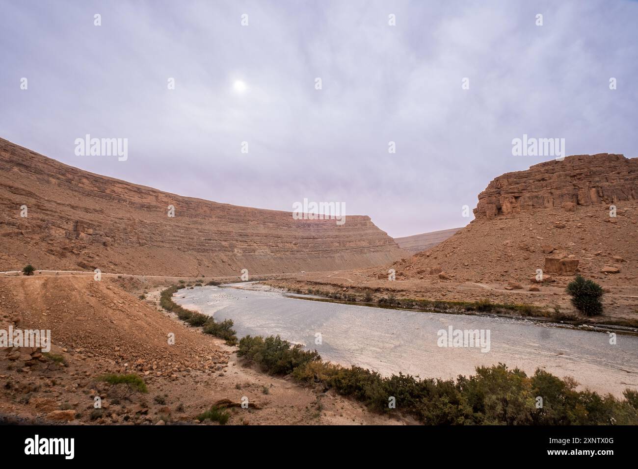 Un fiume secco attraversa il canyon tra le montagne del Medio Atlante verso il deserto marocchino. Paesaggio simile a Marte o al Colorado Canyon. A h Foto Stock