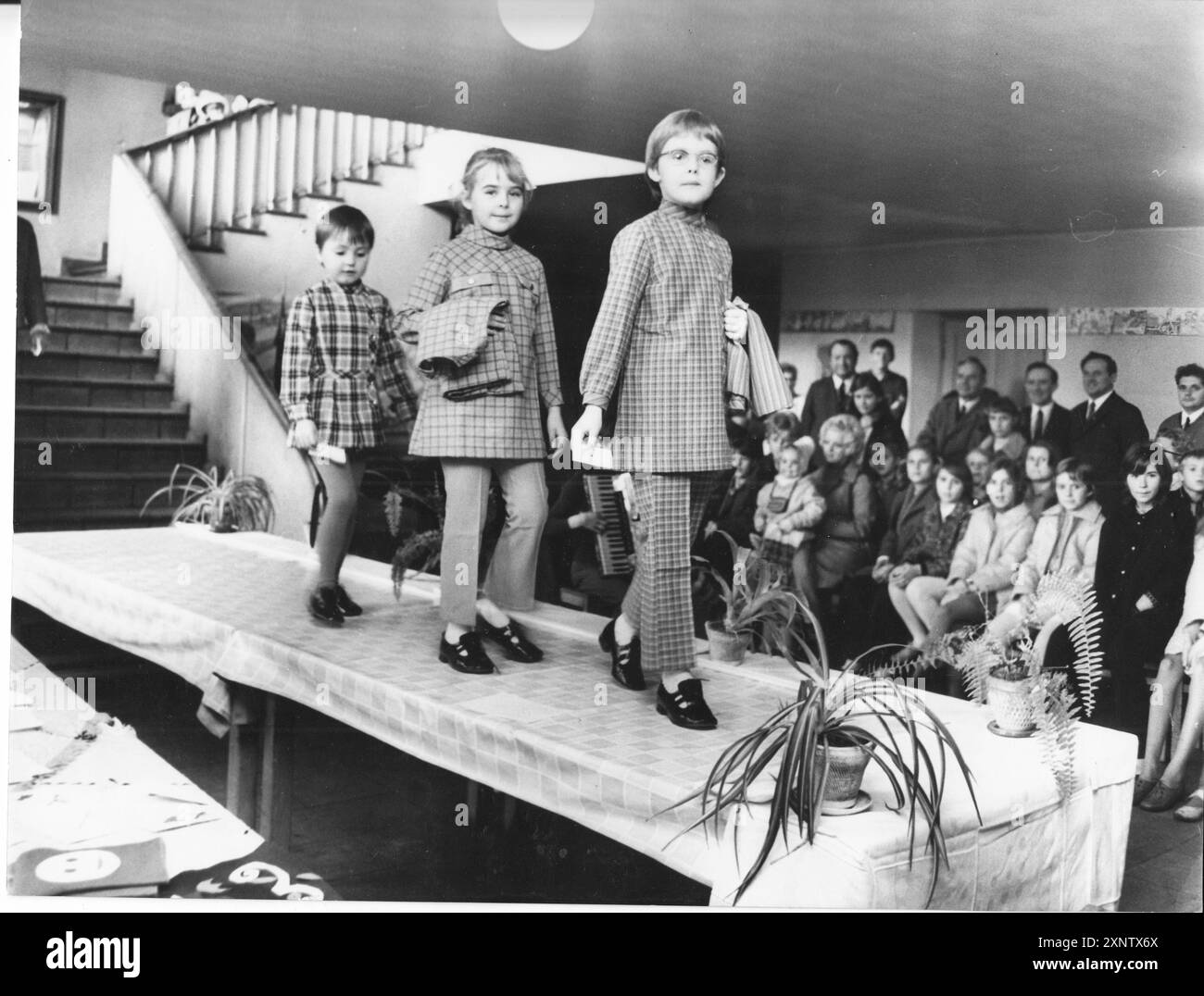 "Insieme, i pionieri della Klingenberg School e i grandi magazzini per bambini "Elke und Peter" di Brandeburgo hanno organizzato la sfilata di moda con la moda per bambini. Bambini. Evento. Moda. Foto:MAZ/Bruno Wernitz, 14.11.1971 [traduzione automatizzata]' Foto Stock