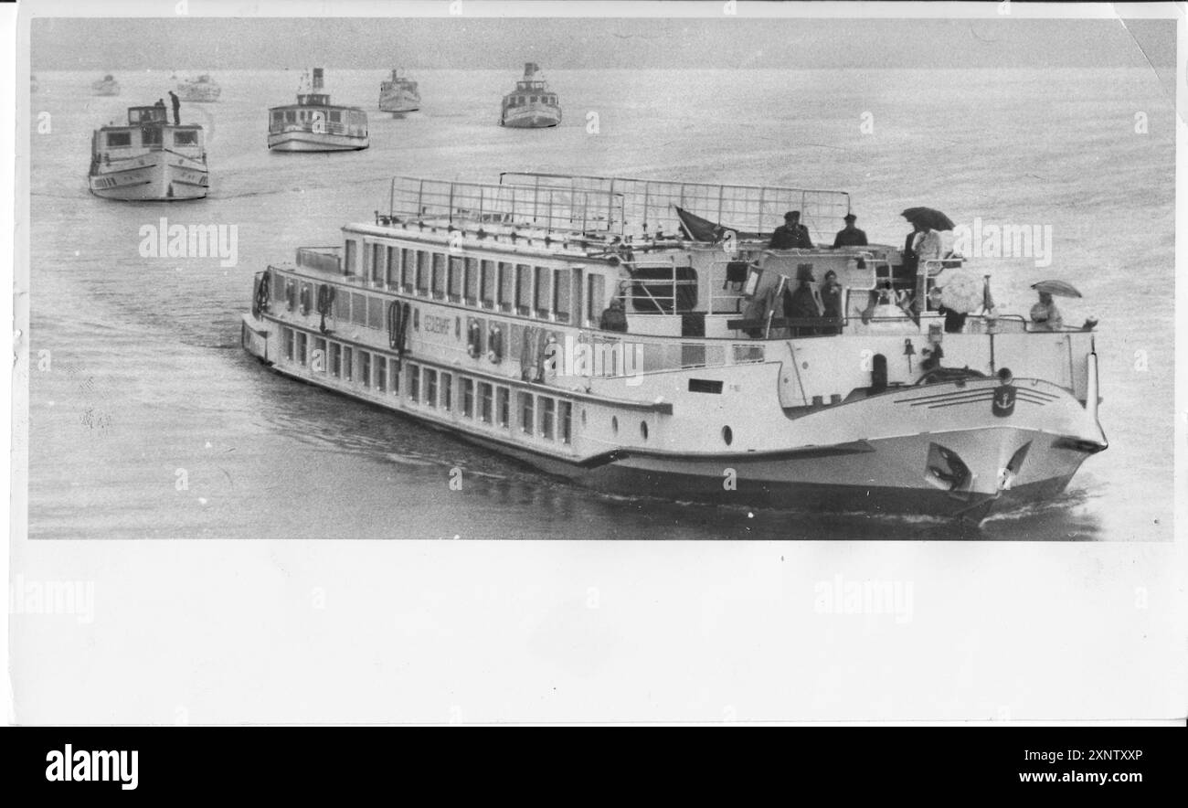 La White Fleet aprì la stagione sull'Havel con la tradizionale parata della flotta. Nave. Trasporti marittimi, trasporti marittimi. GDR. storico. Foto: MAZ/Manfred Haseloff, 25.04.1965 [traduzione automatizzata] Foto Stock