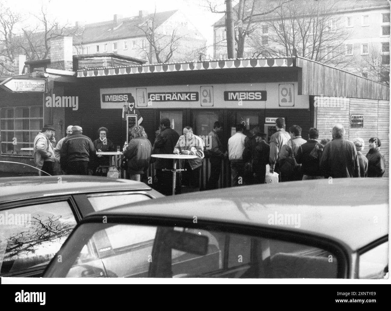 Sempre occupato allo stand snack di Potsdam's Bassinplatz. Snack bar. Chiosco. Ristorante. Gastronomia. GDR. storico . Riunificazione. Riunificazione. Foto. MAZ/ Archive, 30.03.1990 [traduzione automatizzata] Foto Stock