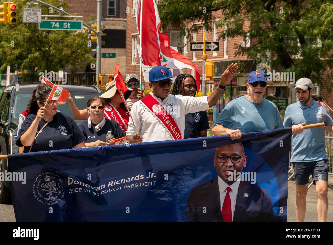 Il presidente del Queens Borough Donovan Richard Jr. Marcia a Jackson Heights nel Queens a New York domenica 28 luglio 2024 nella 6a parata annuale del Peruvian Day. (© Richard B. Levine) Foto Stock