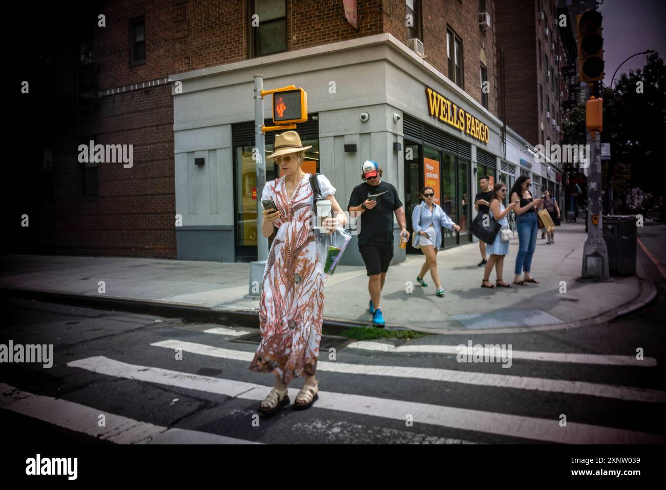 Le persone si affrettano e vanno a fare affari nel quartiere di Chelsea a New York domenica 28 luglio 2024. (© Richard B. Levine) Foto Stock