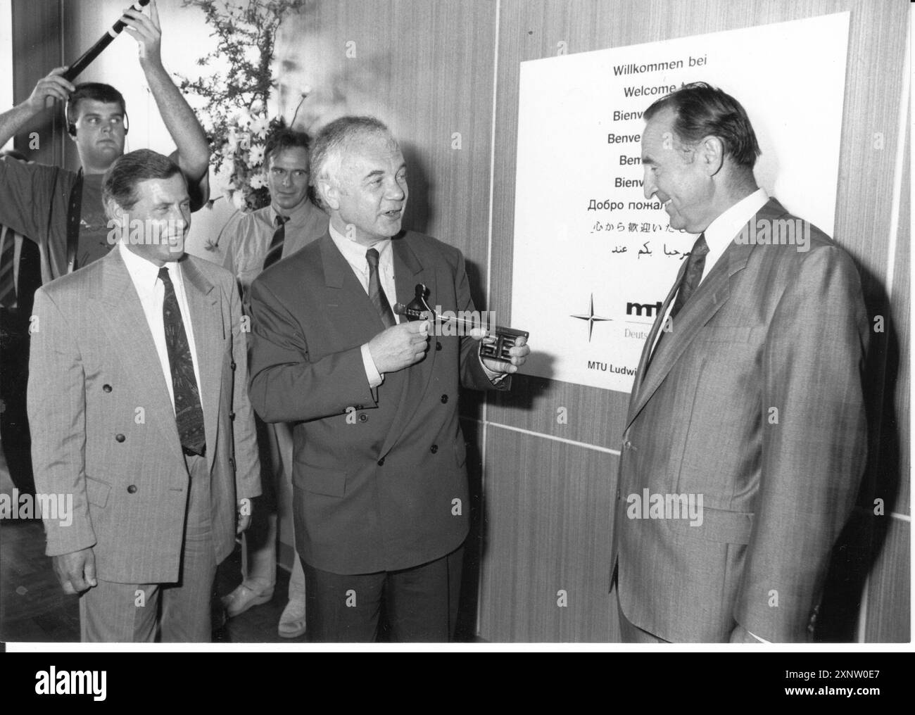 Il Ministro Presidente Manfred Stolpe (2° da sinistra) e il Sindaco Ludwigsfelde Heinrich Scholl (1° da sinistra) in occasione dell'acquisizione della società produttrice di motori MTU Munich. Relazioni economiche. Foto: MAZ/Klaus Gerlach,22.04.1992 [traduzione automatizzata] Foto Stock