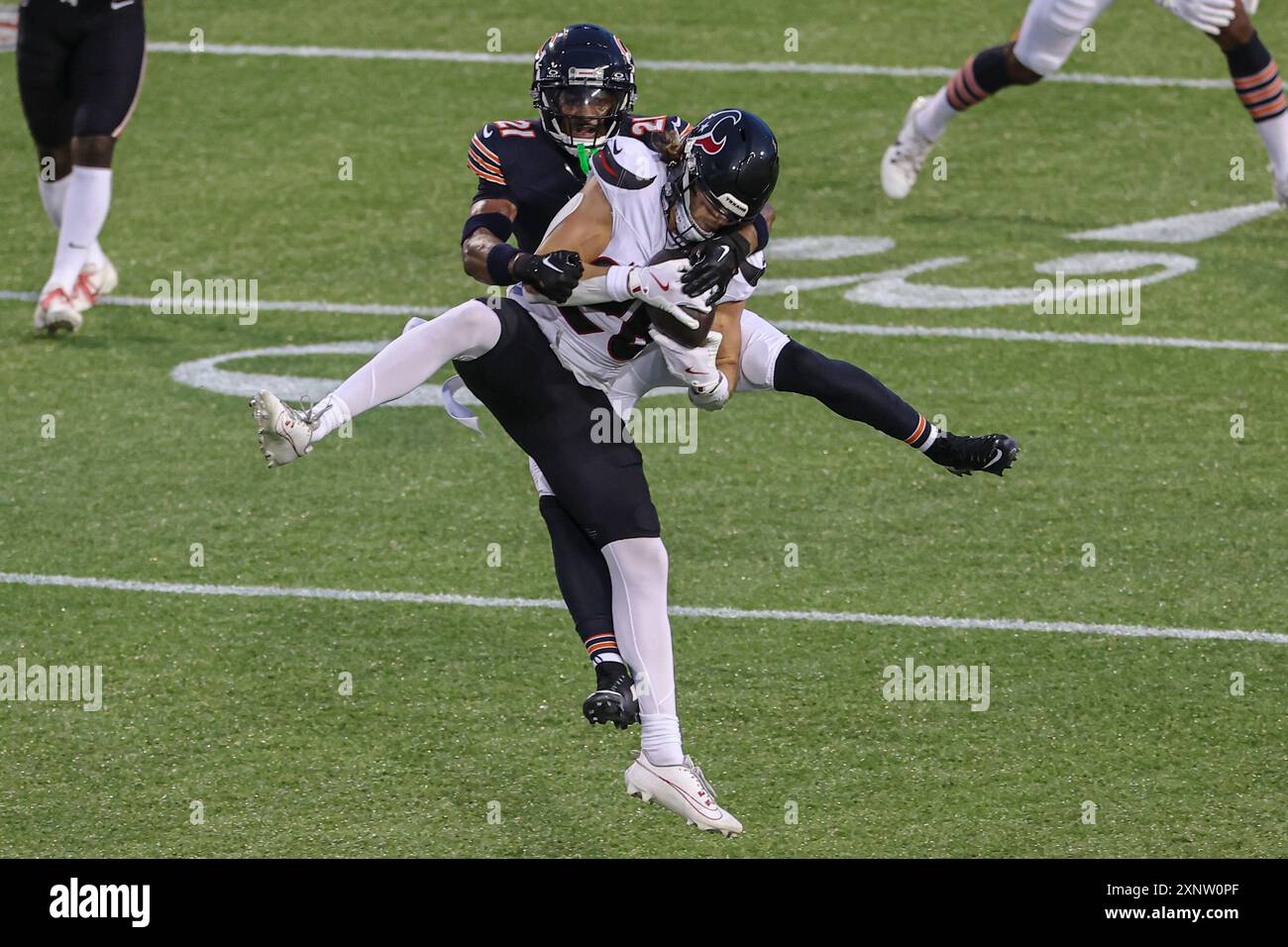 Giovedì 1 agosto 2024; Canton, Ohio USA; il wide receiver degli Houston Texans Ben Skowronek (26) è placcato dal cornerback dei Chicago Bears Jaylon Jones (21) Foto Stock