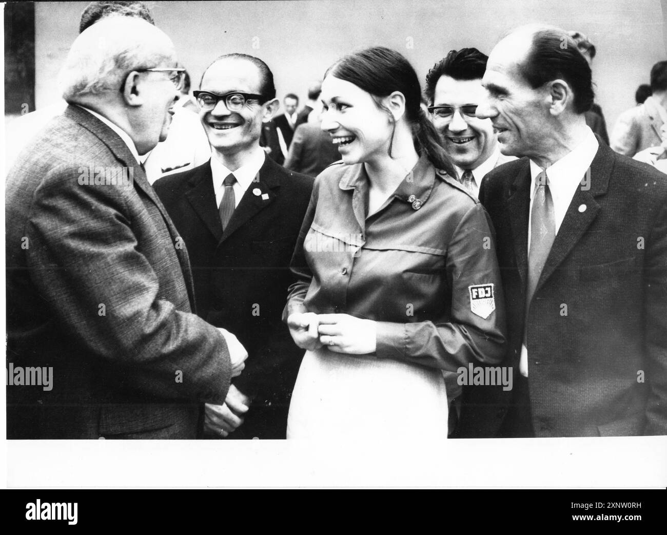 Friedrich Ebert, membro del Comitato centrale del SED e vice presidente della camera del popolo, è stato accolto in una conferenza dei rappresentanti degli elettori a Potsdam. Ebert (1° da sinistra) in conversazione con la diciannovenne studentessa di FDJ Brigitte Ratzer. Elezioni della camera del popolo il 14.11.971. Elezione dei candidati del fronte Nazionale. Cronologia GDR. Foto: MAZ/Wolfgang Mallwitz, 01.10.1971 [traduzione automatizzata] Foto Stock