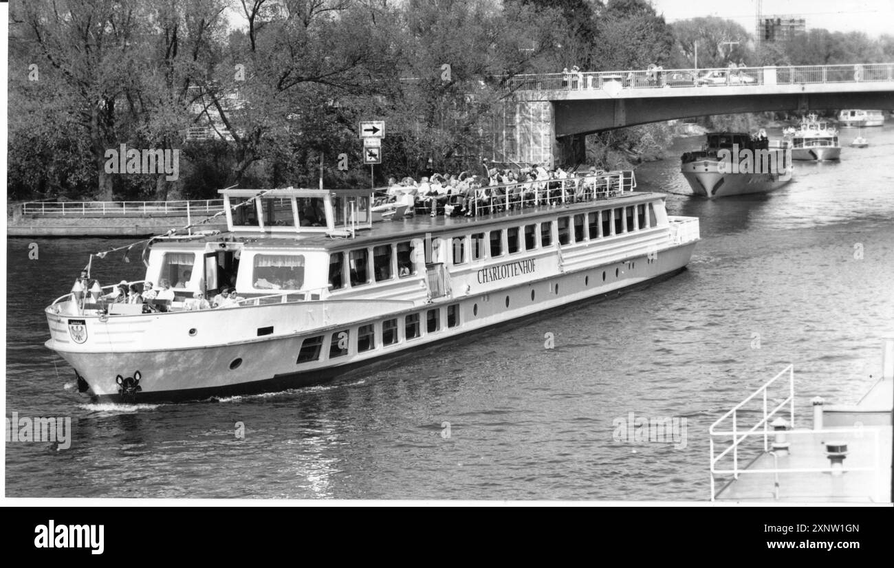 Gite in barca, parata della flotta. Flotta bianca. Nave Charlottenhof. Traffico marittimo. Gita in barca. Havel. Turismo. Foto: MAZ/Christel Köster,12.05.1997 [traduzione automatizzata] Foto Stock