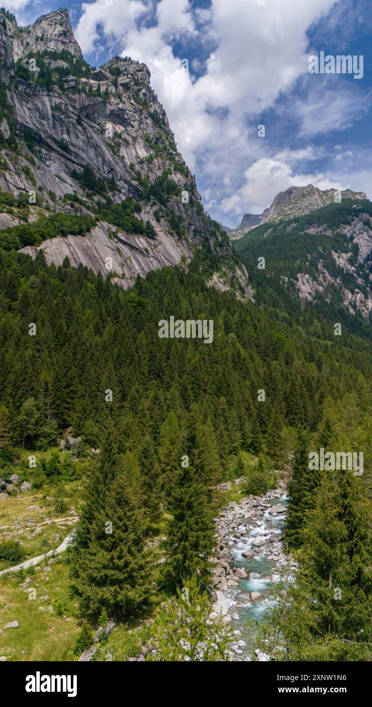 Veduta aerea della Val di Mello, una valle verde circondata da montagne granitiche e boschi, Val Masino, Valtellina, Sondrio. Italia Foto Stock